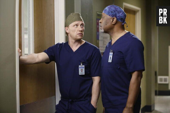 Grey's Anatomy saison 11, épisode 14 : Owen (Kevin McKidd) et Richard (James Pickens Jr) sur une photo