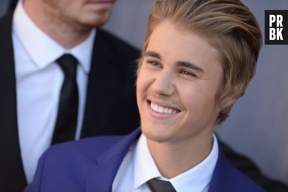 Justin Bieber souriant le tapis-rouge du Comedy Central Roast le 14 mars 2015