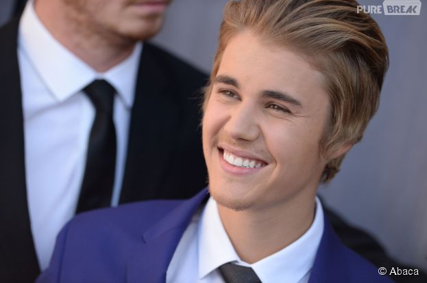 Justin Bieber souriant le tapis-rouge du Comedy Central Roast le 14 mars 2015