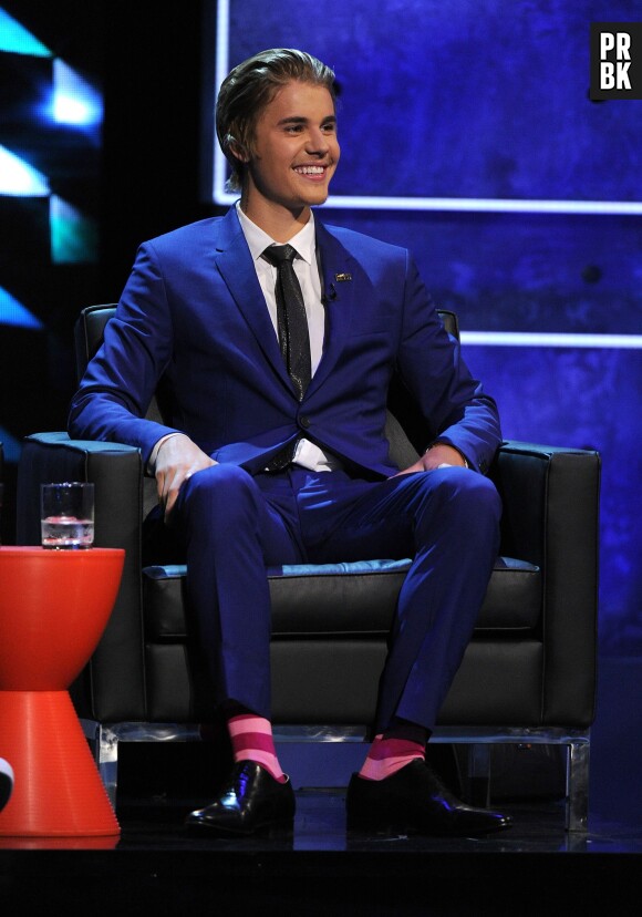 Justin Bieber a le sourire lors du Comedy Central Roast le 14 mars 2015
