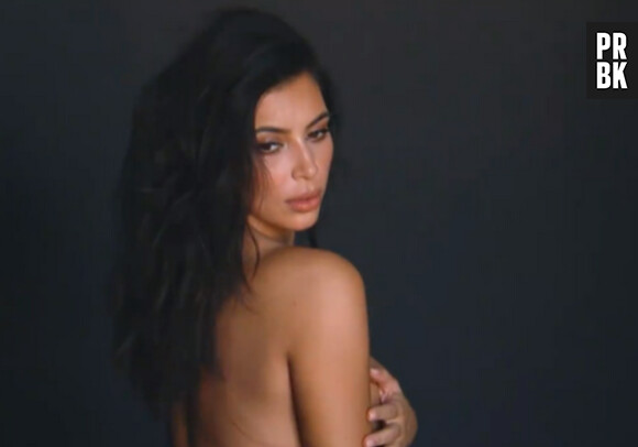 Kim Kardashian se dévoile entièrement nue dans "Keeping up with the Kardashian"