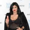 Kylie Jenner : décolleté transparent sexy à Londres le 14 mars 2015