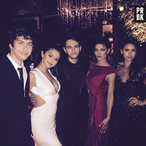 Selena Gomez avec Nina Dobrev, Jessica Szohr et Zedd à une soirée des Golden Globes 2015, le 11 janvier 2015 à Los Angeles