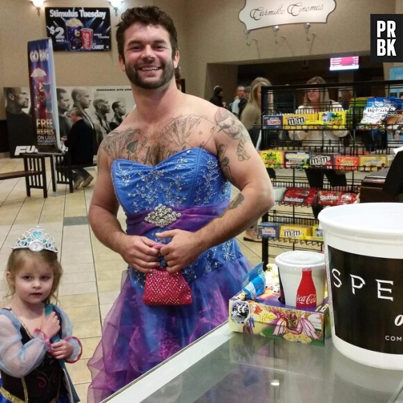 Une photo de Jesse Nagy en robe avec sa nièce postée sur Reddit.