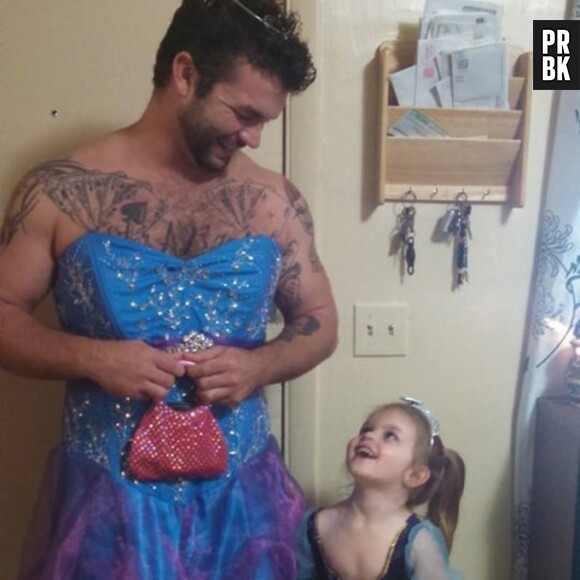 Une photo de Jesse Nagy en robe avec sa nièce postée sur Facebook.