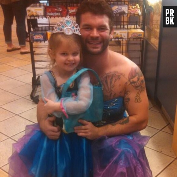 Une photo de Jesse Nagy en robe avec sa nièce postée sur le réseau social Facebook.