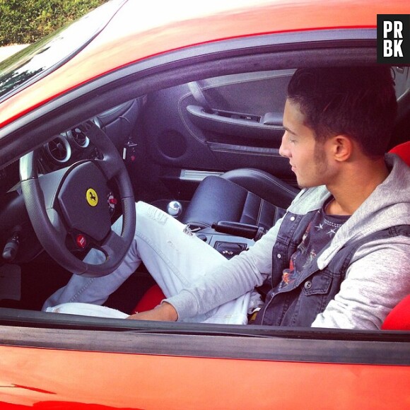 Tarek Benattia dans une Ferrari sur Instagram