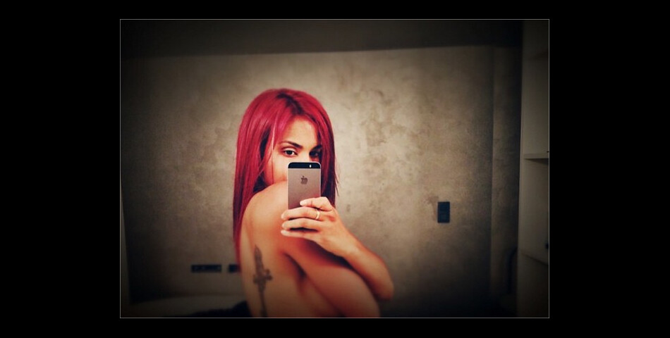  Shy&#039;m sexy sur Instagram avec sa couleur rouge 