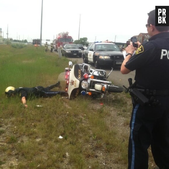 Un policier découvre qu'il n'est pas possible de se garer sur l'herbe.