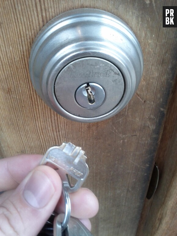 Quelqu'un qui casse sa clé dans sa serrure.