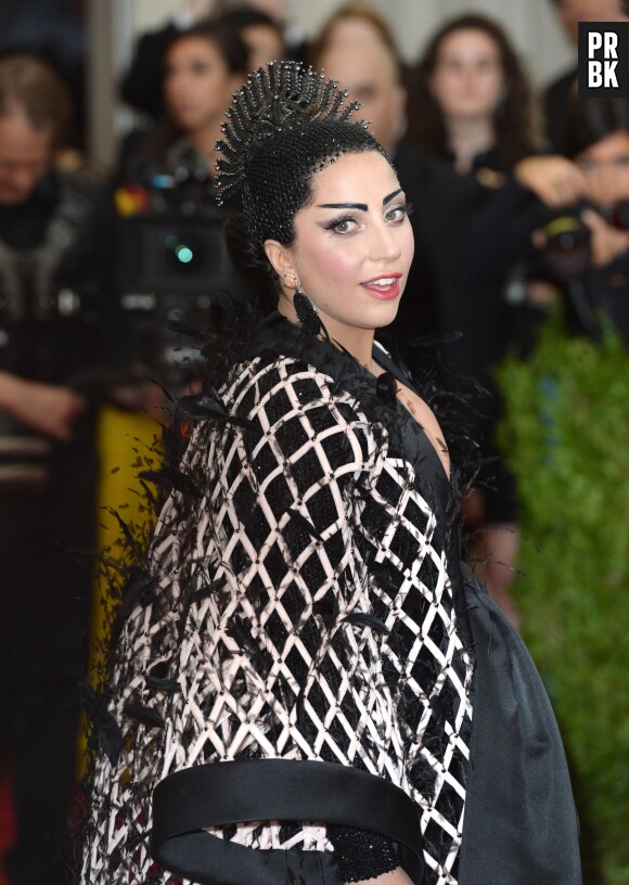 Lady Gaga décolletée en robe Balenciaga, le 4 mai 2015 au Met Gala à New York