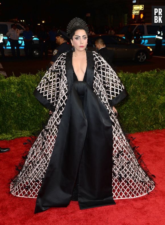 Lady Gaga décolletée en robe Balenciaga, le 4 mai 2015 au Met Gala à New York