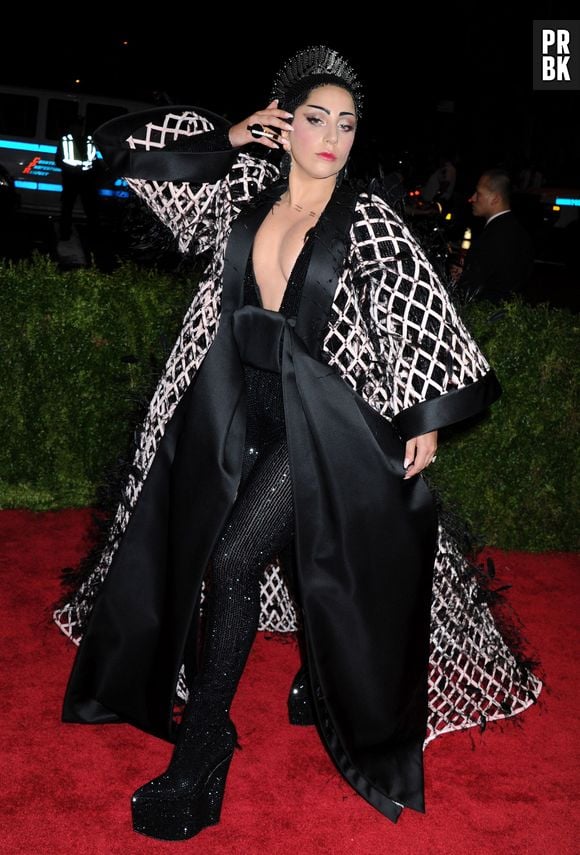 Lady Gaga décolletée en robe Balenciaga, le 4 mai 2015 au Met Gala à New York