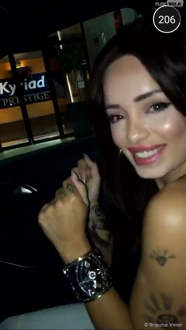 Aurélie (Les Marseillais en Thaïlande) souriante dans une vidéo Snapchat de Vivian