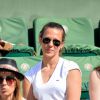 Lorie Pester prend un bain de soleil à Roland Garros, le 27 mai 2015