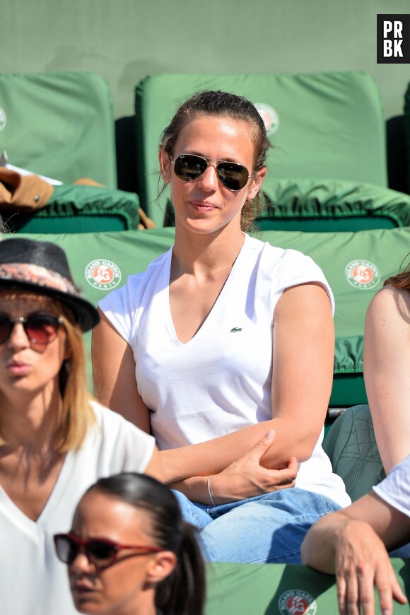 Lorie Pester prend un bain de soleil à Roland Garros, le 27 mai 2015