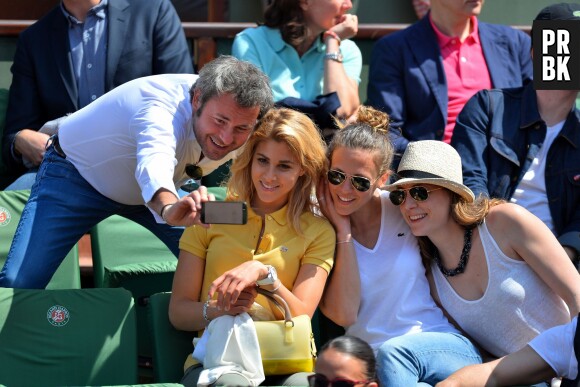 Jérôme Anthony prend un selfie avec Lorie Pester à Roland Garros, le 27 mai 2015