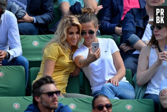 Lorie Pester prend un selfie avec Joyy à Roland Garros, le 27 mai 2015