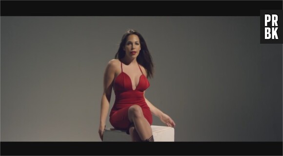 Kim (Les Marseillais) sexy en robe rouge dans le clip de sa chanson Sans Vous