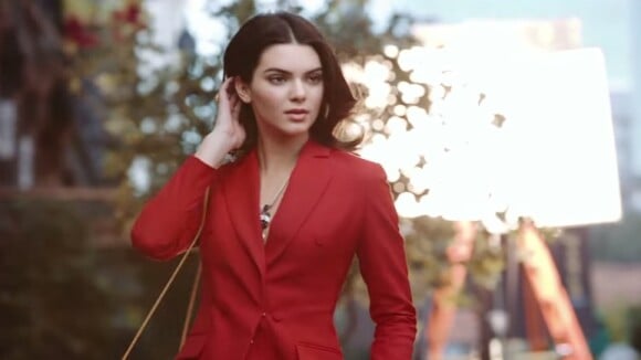 Kendall Jenner : femme fatale et sensuelle pour une pub Estée Lauder