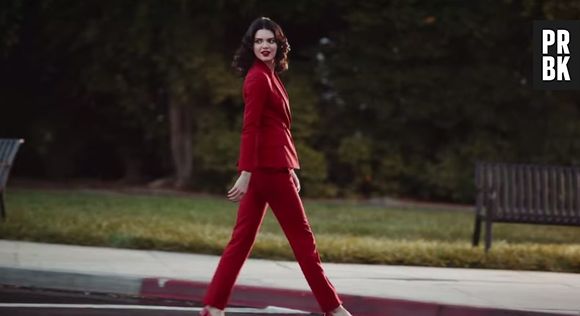 Kendall Jenner en femme fatale pour la promotion du parfum Modern Muse Le Rouge d'Estée Lauder