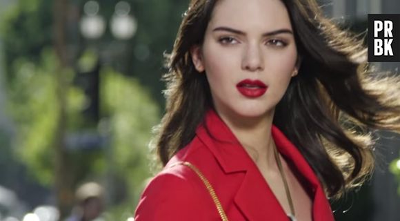 Kendall Jenner en femme fatale pour la promotion du parfum Modern Muse Le Rouge d'Estée Lauder