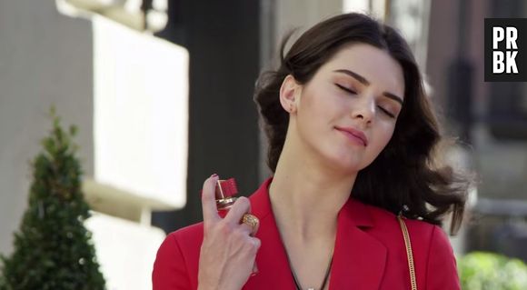 Kendall Jenner en femme fatale pour la promotion du parfum Modern Muse Le Rouge d'Estée Lauder