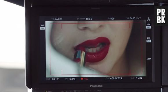Kendall Jenner en femme fatale pour la promotion du parfum Modern Muse Le Rouge d'Estée Lauder