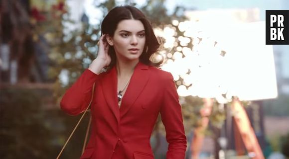 Kendall Jenner en femme fatale pour la promotion du parfum Modern Muse Le Rouge d'Estée Lauder