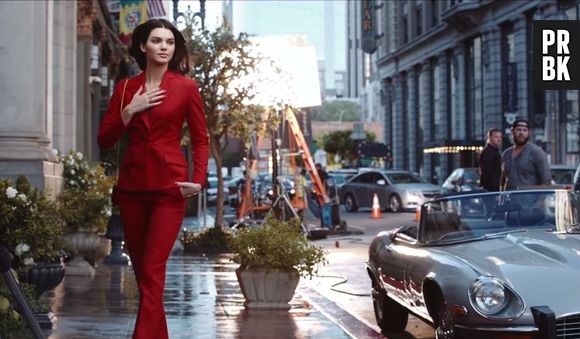 Kendall Jenner en femme fatale pour la promotion du parfum Modern Muse Le Rouge d'Estée Lauder