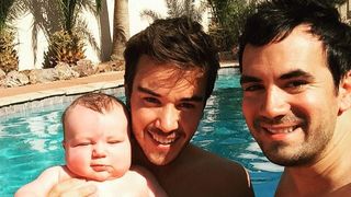 Alex Goude et Romain : le couple heureux pour sa 1ère Fête des Pères avec Elliot
