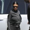 Kim Kardashian en tenue de femme enceinte le 3 juillet 2015 à Los Angeles
