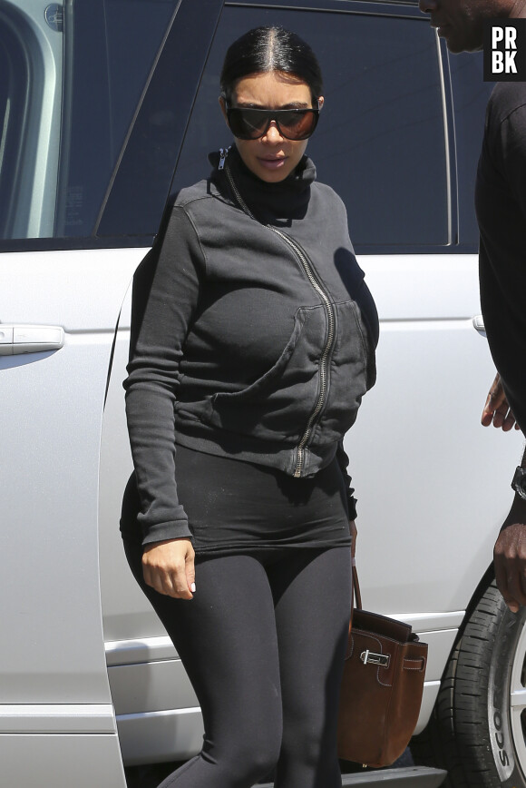 Kim Kardashian en tenue de femme enceinte le 3 juillet 2015 à Los Angeles