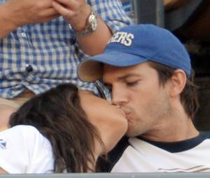 Ashton Kutcher et Mila Kunis : couple complice pendant un match de base-ball