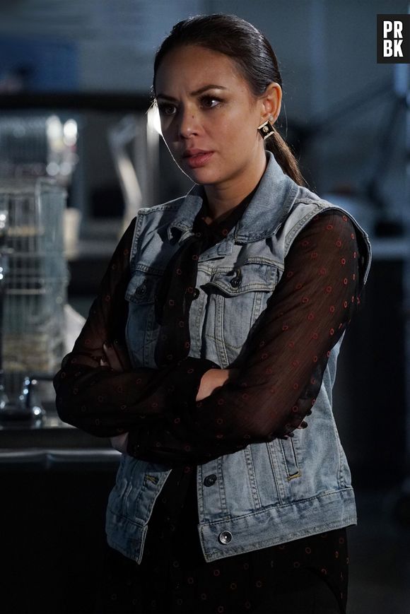Pretty Little Liars saison 6, épisode 6 : Janel Parrish (Mona) sur une photo