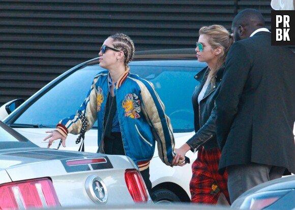 Miley Cyrus et Stella Maxwell en couple à Los Angeles après un dîner romantique, le 11 juillet 2015