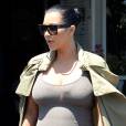  Kim Kardashian enceinte : sa nouvelle r&eacute;ponse aux rumeurs d'une fausse grossesse 