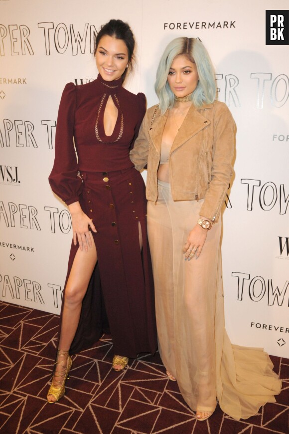 Kendall Jenner et Kylie Jenner sexy à la projection du film Paper Towns pour soutenir les débuts au cinéma de Cara Delevingne, le 18 juillet 2015 à Los Angeles