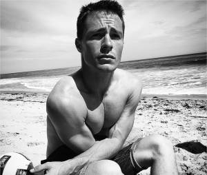 Colton Haynes (Arrow) sexy à la plage