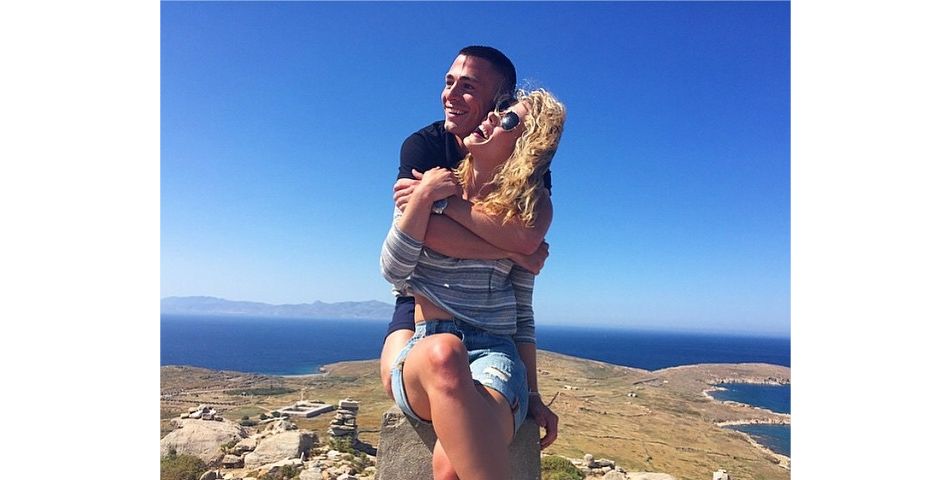  Colton Haynes et Emily Bett Rickards de Arrow en couple ? 