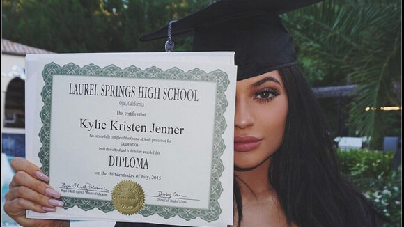 Kylie Jenner diplômée : twerk sexy de Khloé Kardashian... et opération de chirurgie pour fêter ça ?