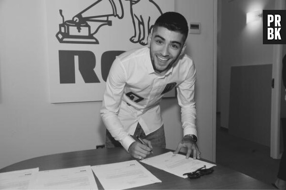 Zayn Malik signe son contrat avec RCA Records, le 29 juillet 2015