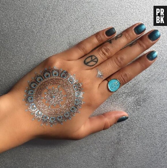 Nabilla Benattia est aussi accro aux tatouages éphémères sur Instagram