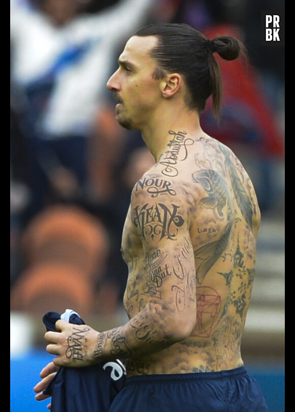 Zlatan Ibrahimovic exhibe ses nouveaux tatouages pendant le match PSG-Caen (2-2), le 14 février 2015