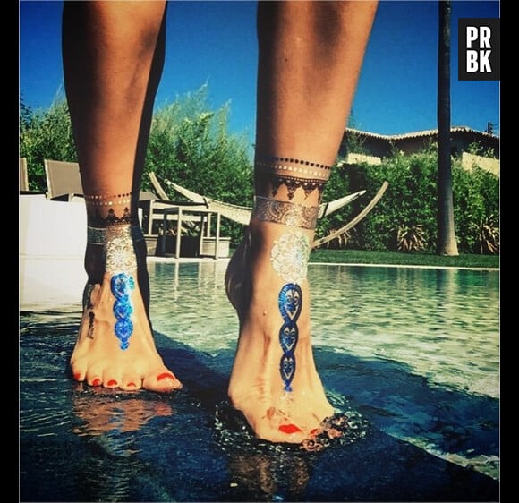 Emilie Nef Naf : sexy sur Instagram pour afficher ses tatouages éphémères
