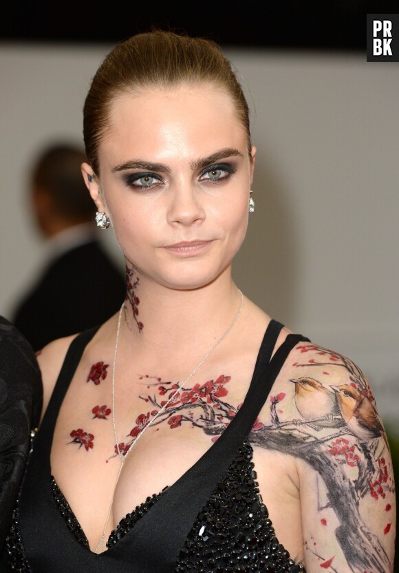 Cara Delevingne montre ses tatouages éphémères, le 4 mai 2015