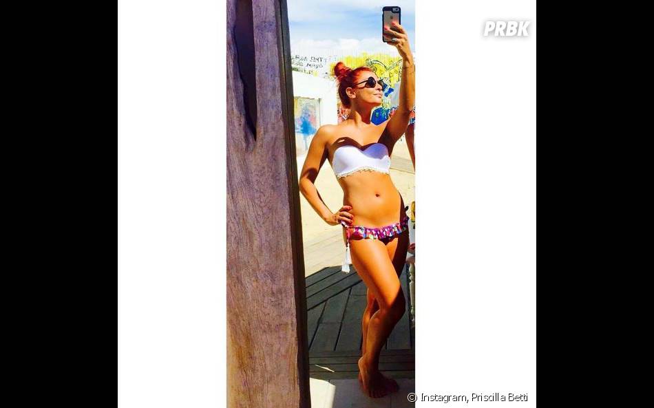 Priscilla Betti sexy en bikini sur Instagram