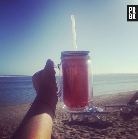 Camille Cerf profite de la plage sur Instagram