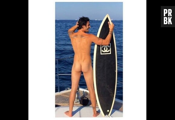 Baptiste Giabiconi nu avec une planche de surf sur Instagram