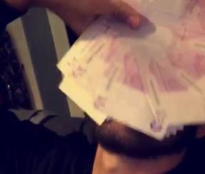 Tarek Benattia en mode Swagg Man avec ses billets sur Snapchat